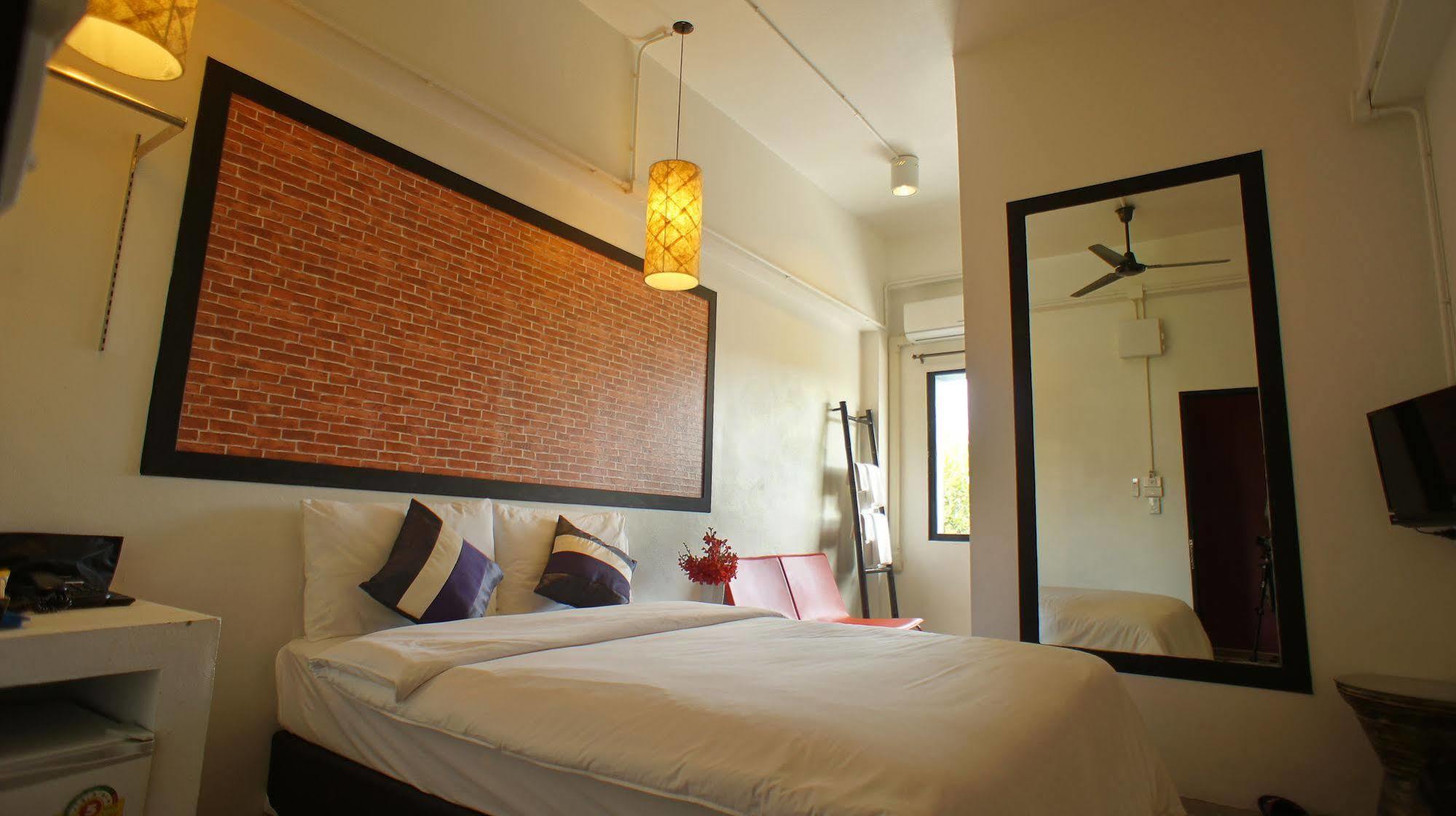 Walking Street Residence - Sha Extra Plus Чиангмай Екстериор снимка